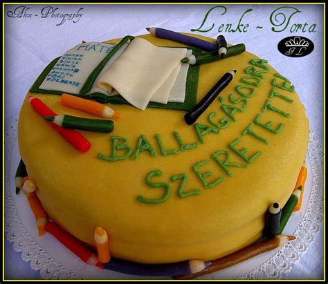 ünnepi ballagási torta díszes asztalon