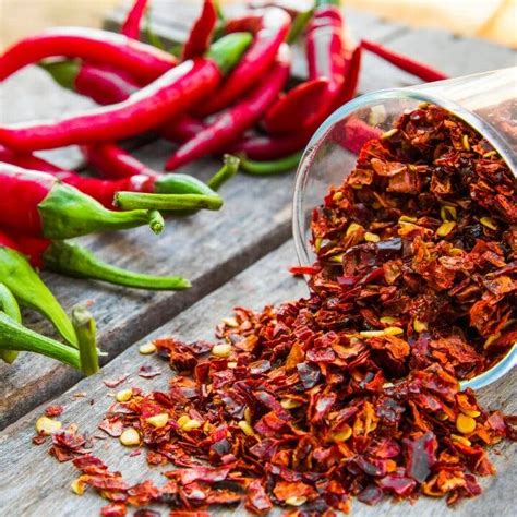 Különböző fűszerek, mint fahéjrudak, csillagánizs, szárított chili paprika és vanília rúd