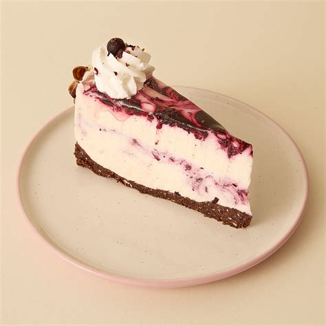 Sajttorta szelet áfonyával és friss áfonyaszemekkel