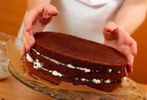 Tortalapok rétegezése krémmel