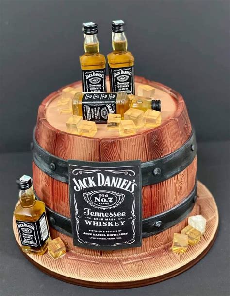 Torta whisky üveg formájában