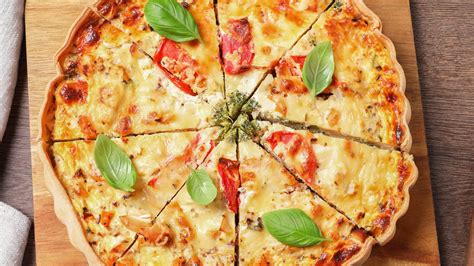 Kész quiche egy tálban