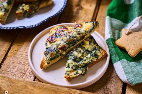 A feta sajtos melegszendvics illusztrációja különböző töltelékekkel