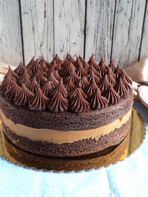 Díszített karamellkrémes torta