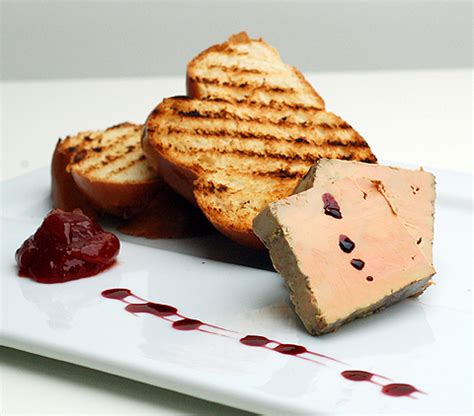 Libamáj terrine szeletekkel és pirítóssal