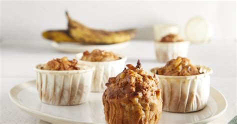 Érett banánok és muffin alapanyagok