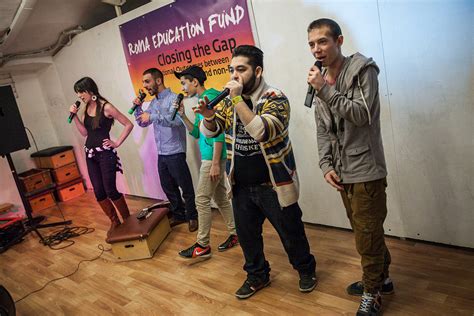 Roma és nem roma fiatalok együtt a Roma Kultúra Napján