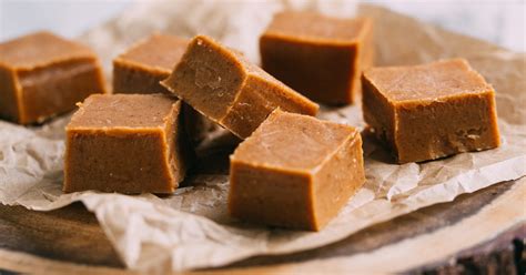Házi tejkaramella üvegben, mellette egy kanál