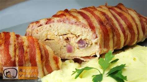 Baconbe göngyölt csirkemell tálalása