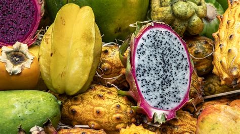 Friss trópusi gyümölcsök egy kanári piacon