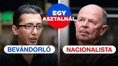Társasjátékosok egy asztalnál, nyomokat elemezve