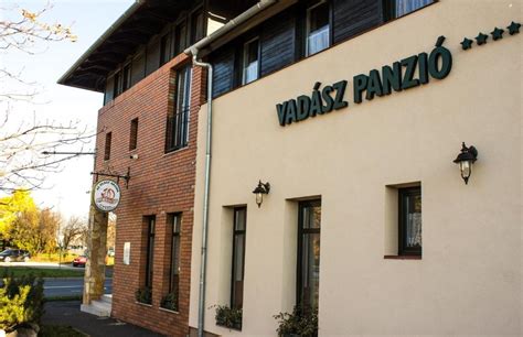 A Szabadkígyósi Vadász Panzió Éttermének stilizált logója, amely vadászati motívumokat és hagyományos elemeket ötvöz.