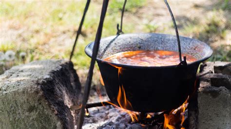 Hagyományos magyar bogrács, nyílt tűzön főzve