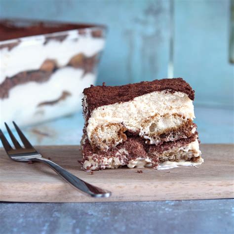 Amarettós tiramisu rétegezése