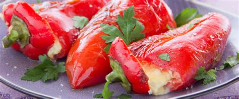 kápia paprika zöldfűszeres túróval töltve