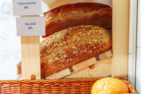 Friss kenyerek és pékáruk egy pékség kirakatában