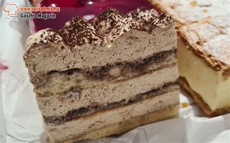 Tiramisu szelet egy tányéron, kávéval a háttérben