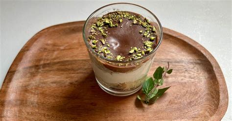 Krémes tiramisu poharakban tálalva, kanállal
