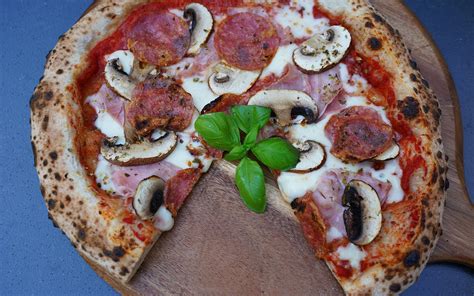 Gyerkőc pizza arcocskákkal