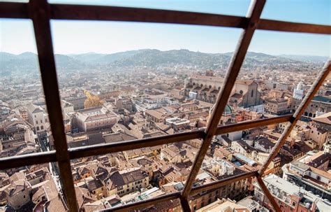 Bologna egy jellegzetes utcája, ahol éttermek sorakoznak