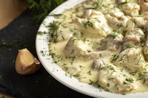 A hozzávalók előkészítése egy kapros-tejszínes csirkemellhez, friss kaporral és gombával