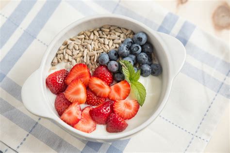 Joghurt tál bogyós gyümölcsökkel és magvakkal
