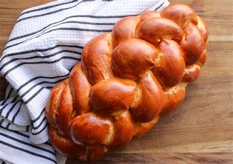 Húsvéti kalács asztalon