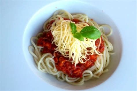 Klasszikus bolognai spagetti friss bazsalikommal