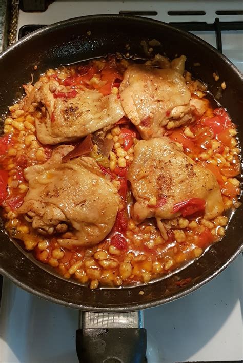 Pácolt csirkecombok tálban