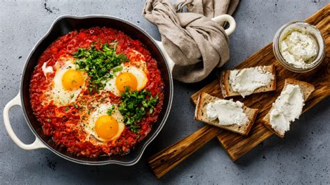 Különböző fűszerek shakshuka készítéséhez