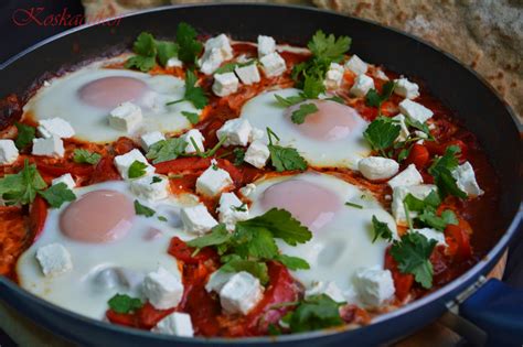 Tálalt shakshuka friss petrezselyemmel és kenyérrel