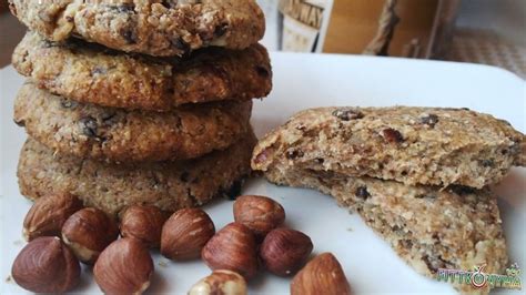 csokis mogyorós keksz tálban