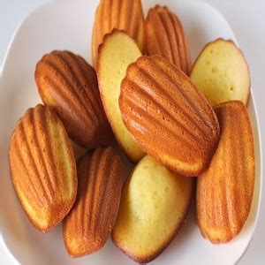 Madeleine sütemények porcukorral meghintve egy tálban