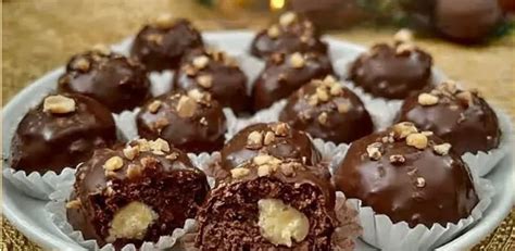 Ferrero Rocher golyók egy tálban