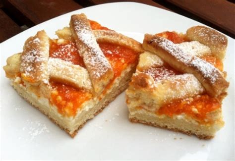 Klasszikus rácsos barackos pite sütés közben