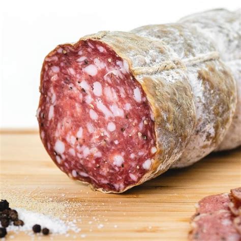 Különböző típusú kések szalámi szeleteléséhez