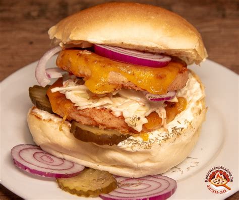 Vonzó burger bemutatása, friss alapanyagokkal