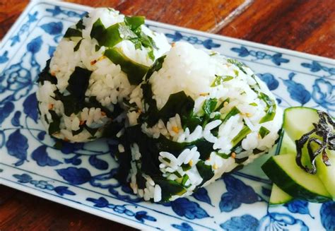 Fehérjedús onigiri wakame salátával