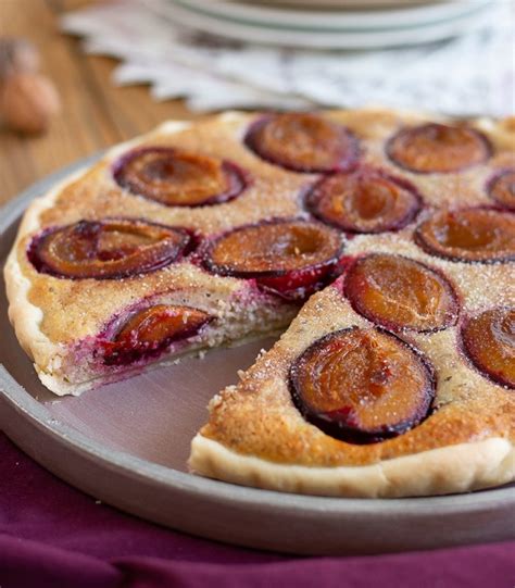Szilvás-diós torta narancshéjjal díszítve