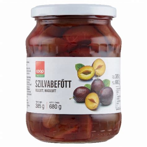 Konzerv szilvabefőtt üvegek a kamrában