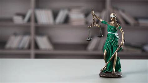 Themis istennő bekötött szemmel, mérleggel és karddal a kezében