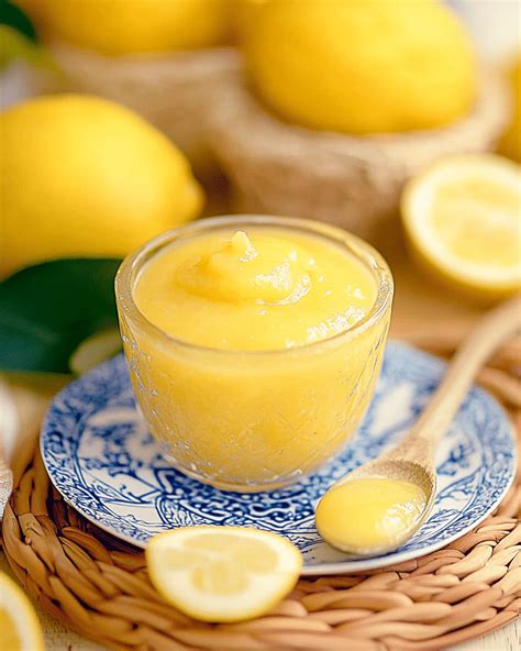 Lemon Curd üvegben és tálkában, friss citromokkal