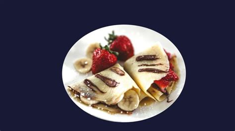 Frissen szeletelt banánnal díszített tiramisu