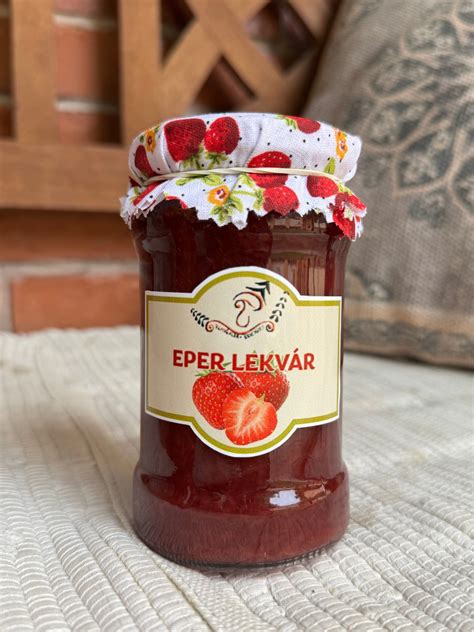 Lekvár kevergetése fakanállal