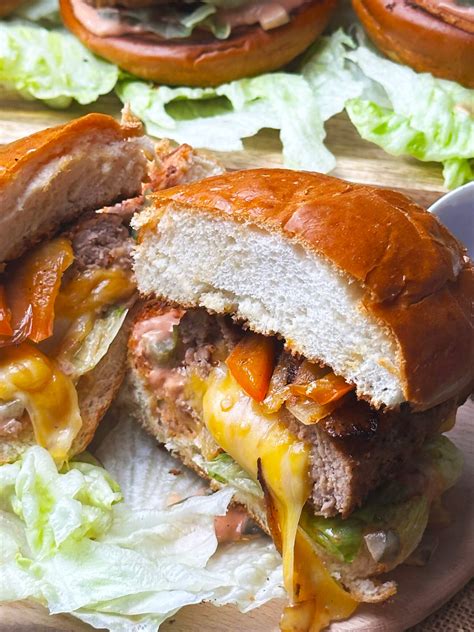 Frissen sült sajttal töltött hamburger