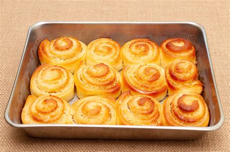 foszlós kelt tésztából készült sonkás-sajtos csiga tepsiben, sütés előtt
