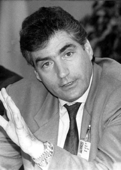 Petre Roman sütemény szeletelve