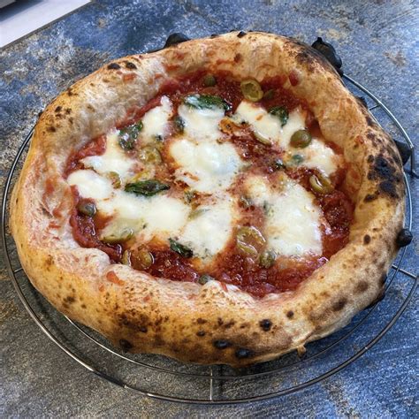 Nápolyi pizza egy kemencében sül