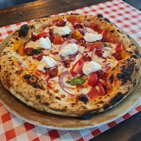 Nápolyi pizza egy fatüzelésű kemencében