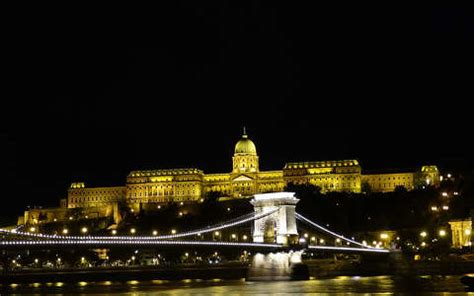 A kivilágított Lánchíd és a Budai Vár panorámája éjszaka